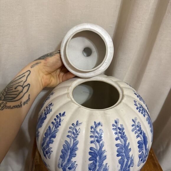 Elegant Blue & White Porcelain Vase Jar Foo Dog Floral Qianlong VTG Hand Painted - Picture 4 of 9